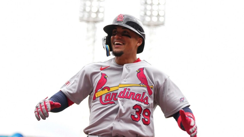 Bryan Torres debuta a los 28 años con jonrón e impone récord histórico con los Cardenales de San Luis