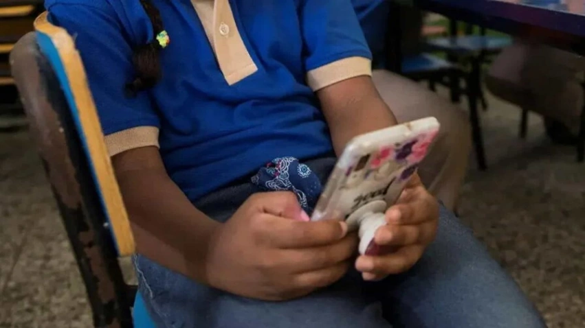 El Minerd pone fin al uso libre de celulares: Escuelas y colegios tienen 90 días para restringir pantallas