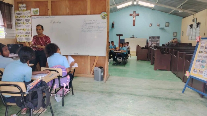 Cuatro años de desidia: estudiantes en Santiago toman clases en una iglesia ante la inacción del Minerd