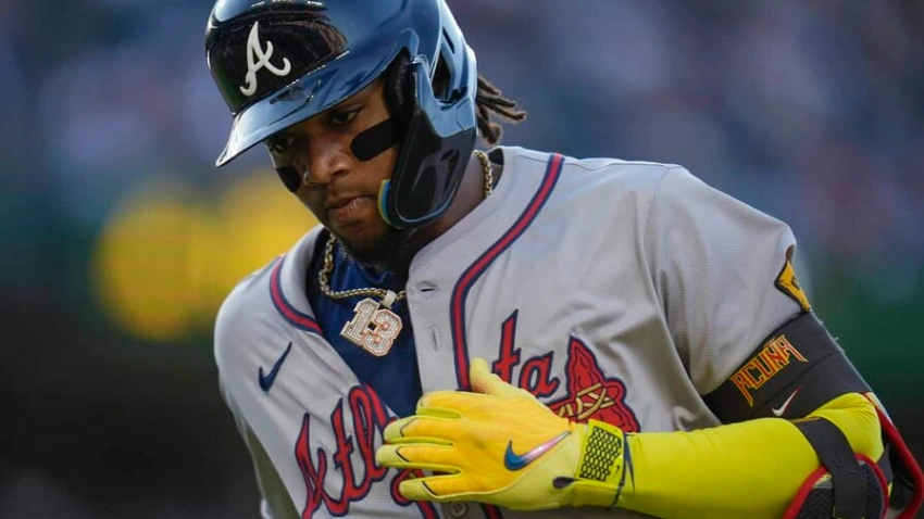 Grand Slam de Ronald Acuña Jr. y dominio de Chris Sale hunden a Boston en Fenway Park
