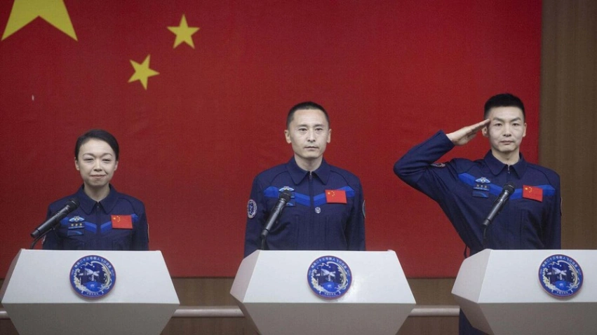 La tripulación de la Shenzhou-21 aterriza con éxito luego de ceder su cápsula por daños de basura espacial