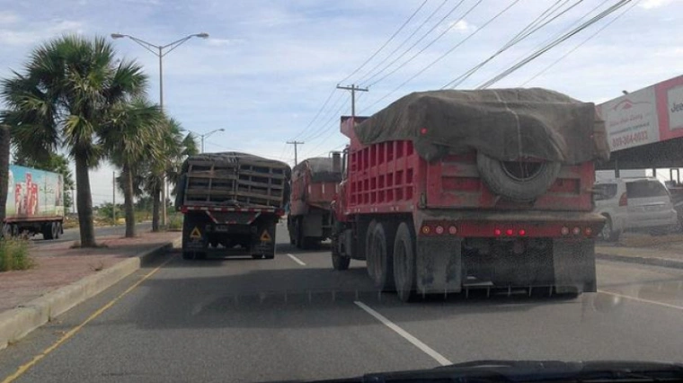 Industriales piden una solución integral al caos del tránsito y rechazan la restricción horaria extrema propuesta por el Listín Diario