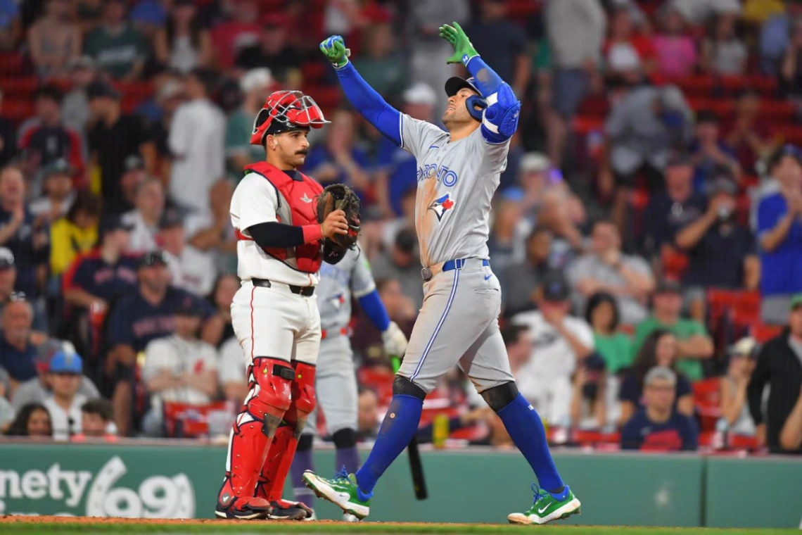 Toronto vence a Boston en una jornada marcada por el regreso emotivo de Springer a Nueva Inglaterra
