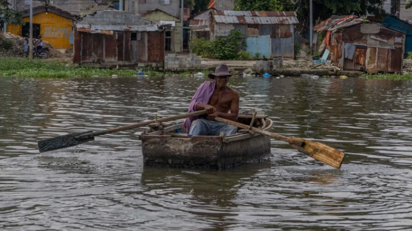 El contraste del progreso: miles de dominicanos arriesgan sus vidas cruzando el río Ozama en yola cada día