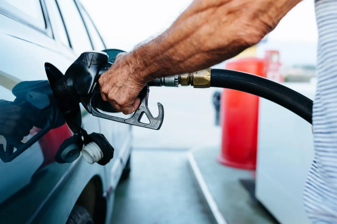 El Gobierno congela el precio de los combustibles esenciales por 90 días