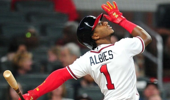 Ozzie Albies castiga a Milwaukee con dos jonrones y decide la victoria de Atlanta en el noveno acto