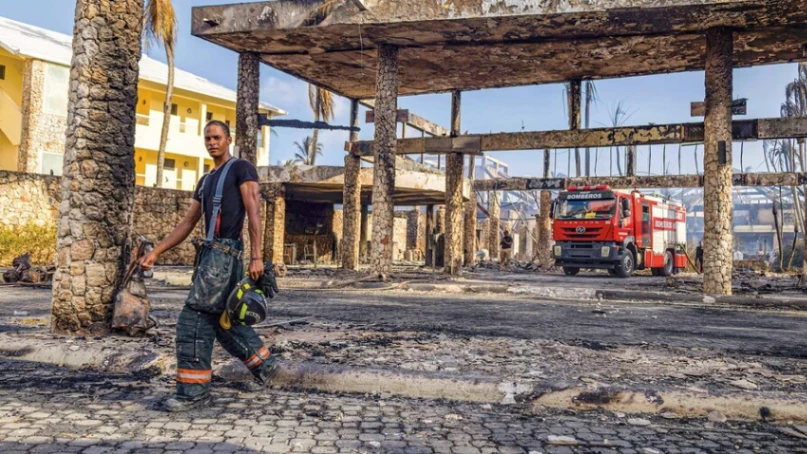Fuego destruye complejo turístico Mahona en Samaná y expone limitaciones de los bomberos locales