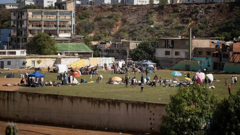 Familias duermen en las calles de Venezuela ante el temor a réplicas tras el colapso de cientos de edificios