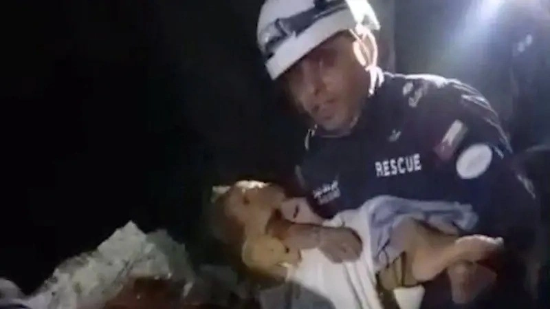 Milagro en Venezuela: rescatan a niño de tres años tras pasar seis días bajo los escombros