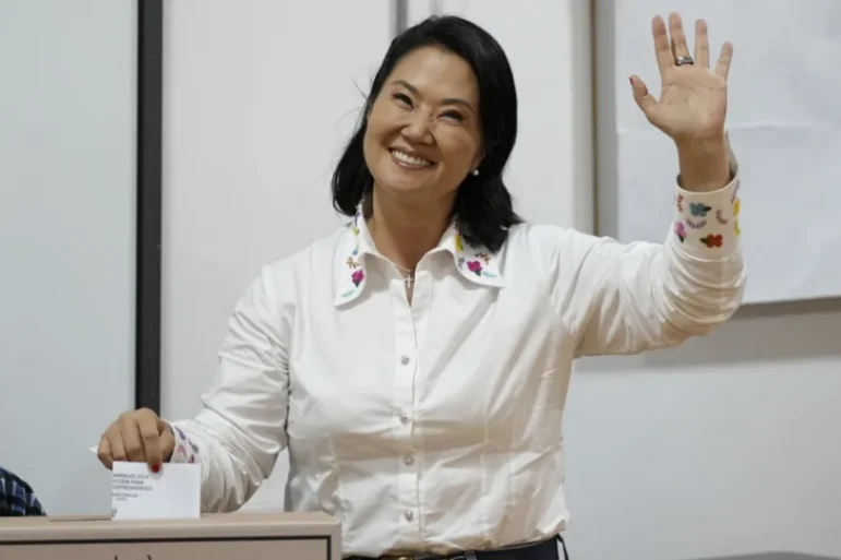 Keiko Fujimori asume la presidencia de Perú e inicia la transición con un equipo técnico de urgencia
