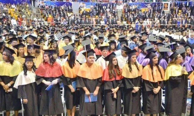 Senado evalúa proyecto que prohibiría a las universidades retener títulos por falta de pago de ceremonias de graduación
