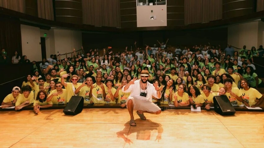 Fundación de Bad Bunny capacita a 270 jóvenes en música, arte y moda en Puerto Rico