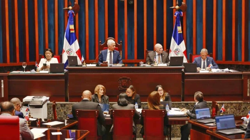 Proyecto de reforma al Código Penal excluye a funcionarios del delito de ultraje y reduce cárcel por difamación a un máximo de dos años