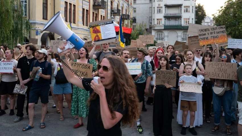 Crisis política en Ucrania: Miles protestan en Kiev tras la destitución del ministro de Defensa