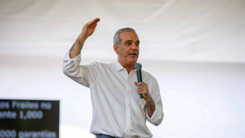 Abinader entrega 1,000 títulos de propiedad e inaugura hospital y centro deportivo en Santo Domingo Este