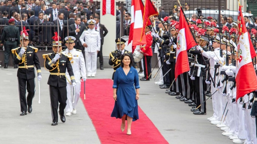Perú estrena su primera presidenta: Keiko Fujimori asume el cargo tras un ajustado triunfo electoral sobre la izquierda