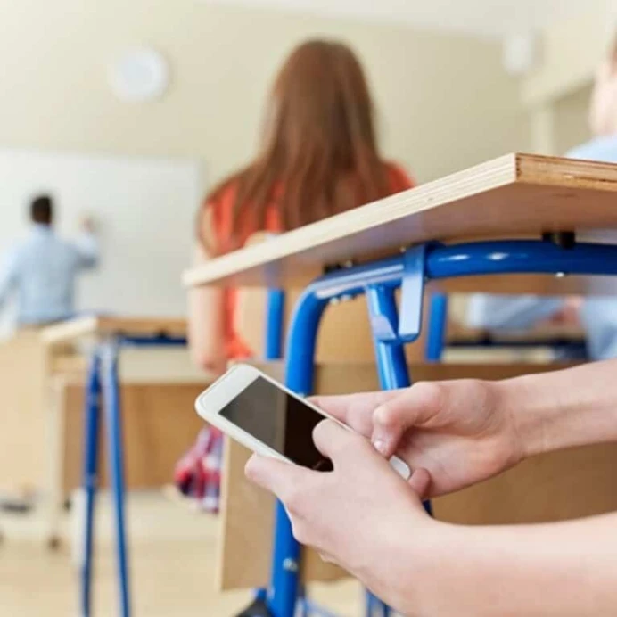 A un mes del plazo límite, escuelas dominicanas afinan sus protocolos sobre el uso de celulares