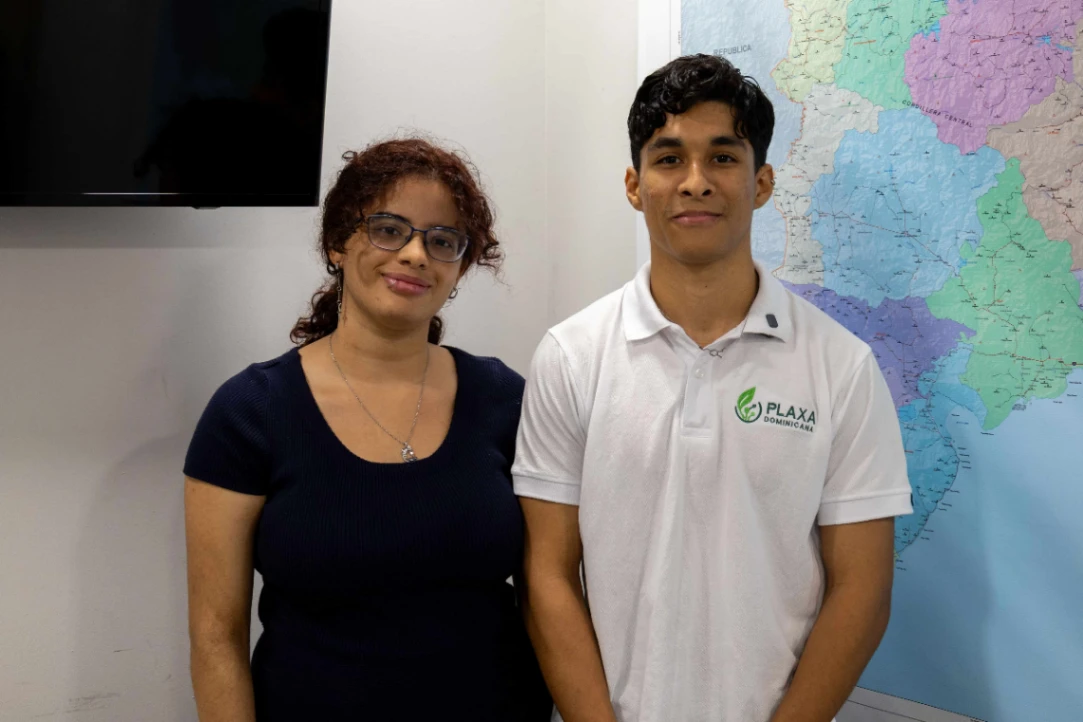Estudiantes dominicanas convierten caña de azúcar y melaza en plástico biodegradable