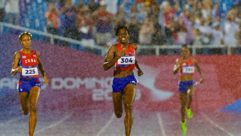 Bajo la lluvia, Marileidy Paulino gana el oro de los 400 metros planos y bate la marca de Santo Domingo 2026