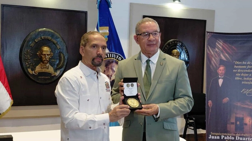 Instituto Duartiano recibe la medalla conmemorativa por los 150 años de la muerte de Duarte
