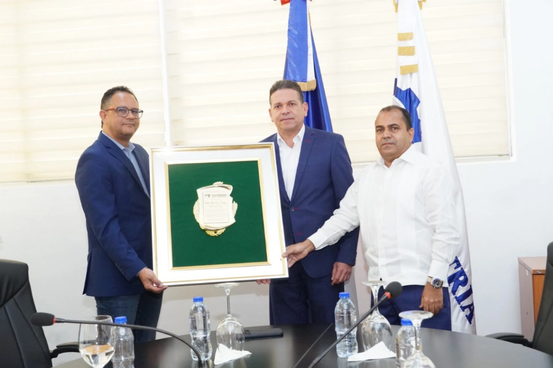 Asotedom reconoce al director de Proindustria por su respaldo al sector textil dominicano