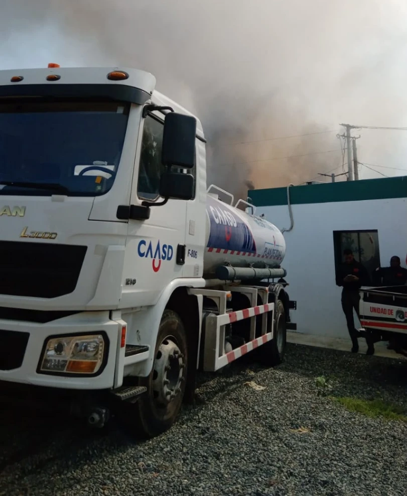 CAASD envía camiones cisterna en apoyo a los bomberos que combaten incendio en vertedero de Santo Domingo Este