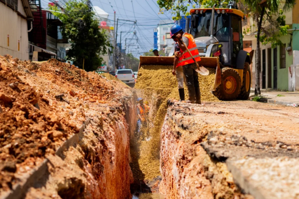 Fellito Suberví recorre las "villas" e insta a comerciantes y residentes a tener paciencia por las obras sanitarias
