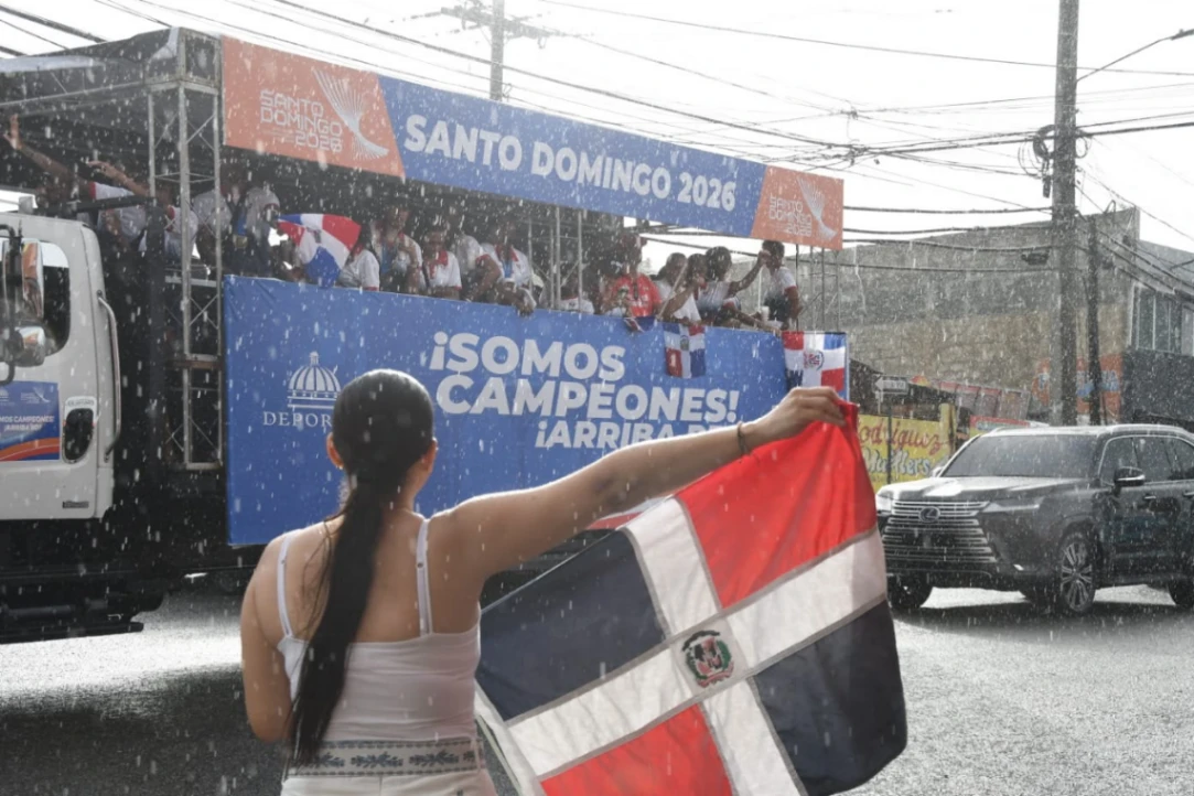 Dominicanos vitorean a sus medallistas en caravana histórica tras los 150 podios de Santo Domingo 2026