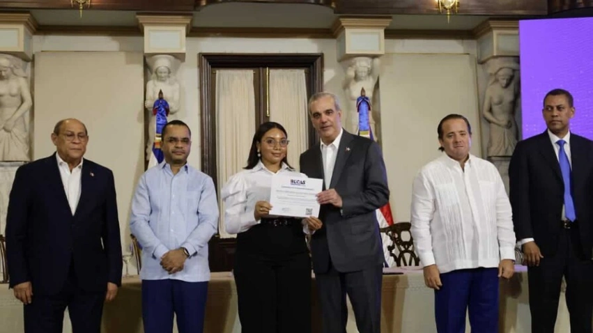Abinader entrega más de 36,000 becas del ITLA, la mayor convocatoria educativa del país