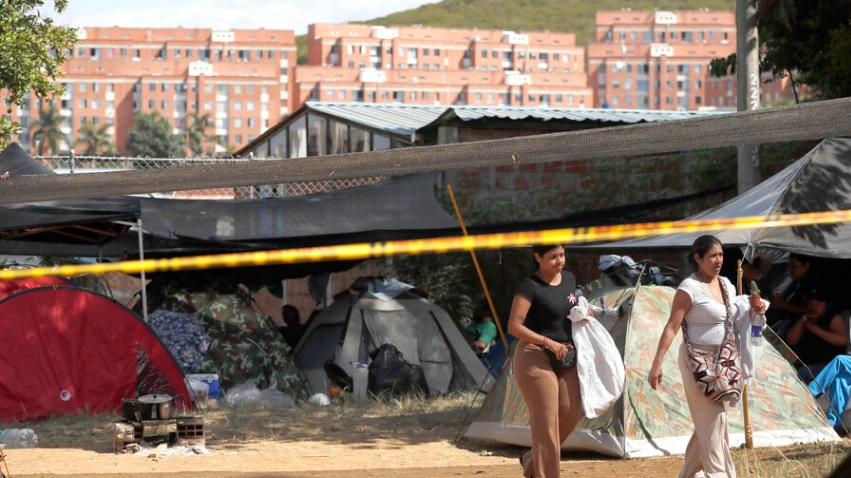 Unas 200 familias duermen en carpas en Cali tres días después del terremoto en Colombia