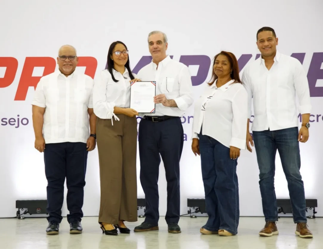Abinader entrega RD$85 millones a 400 microempresarios de San Juan en aniversario de "Tu Firma es Tu Garantía"