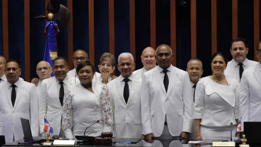 Ricardo de los Santos jura por cuarto año consecutivo al frente del Senado