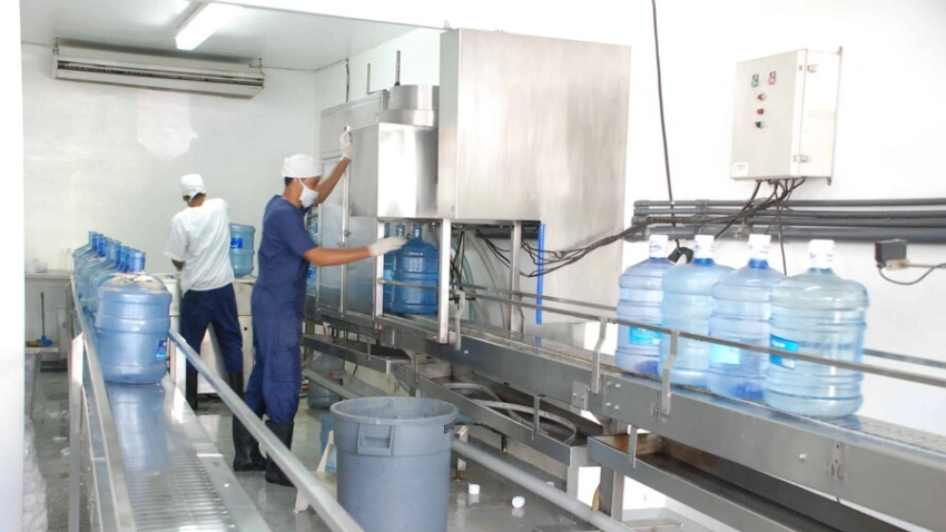 Agua de botellón: un análisis de laboratorio halla contaminación en las marcas económicas