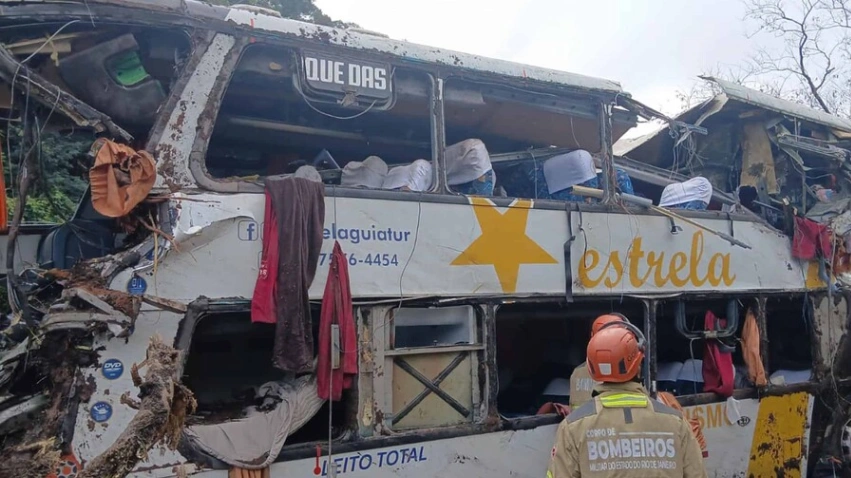 Al menos 21 muertos deja un choque frontal entre un autobús y un camión en el sur de Brasil