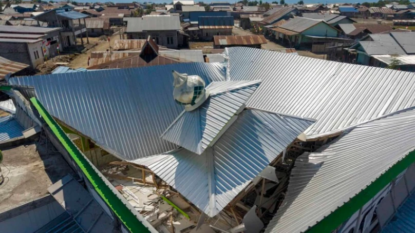 Mujer de 84 años sobrevive cuatro días bajo los escombros tras terremoto en Indonesia