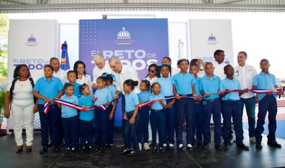 Presidente inaugura techado que beneficiará a 1,500 estudiantes en Jimaní de cara al nuevo año escolar