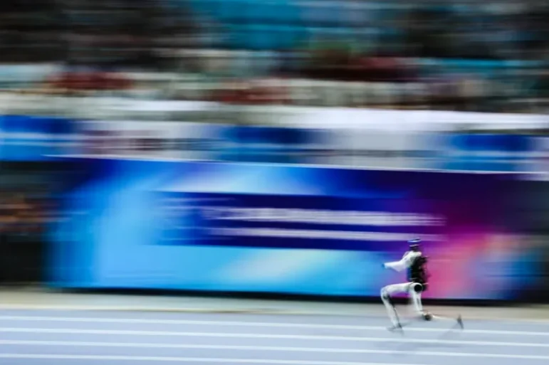 Robot chino corre los 100 metros más rápido que el récord mundial de Usain Bolt