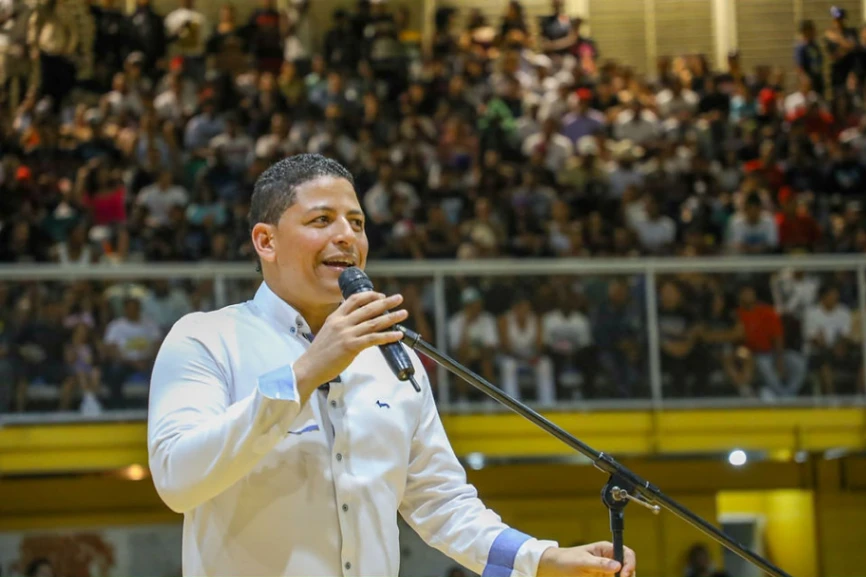 Diputado Luis Báez encabeza el debut del Torneo Superior de Baloncesto en Peravia