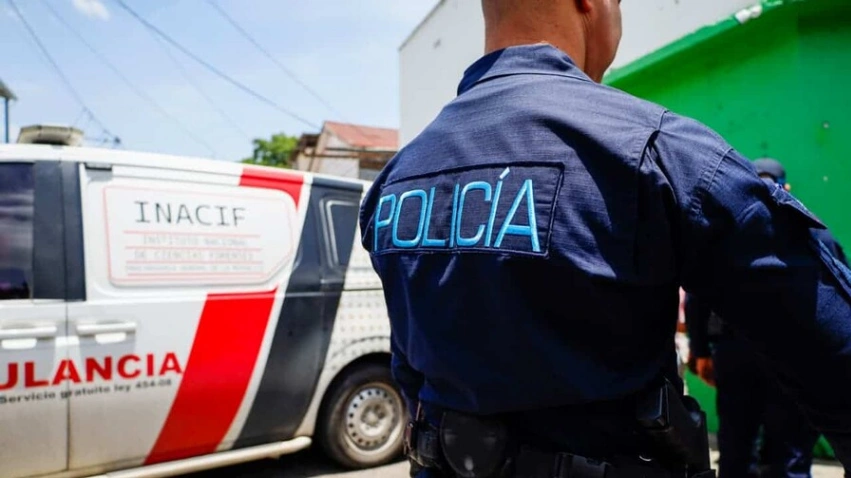 Mujer muere tras ser atacada con arma blanca en Santiago; presunto agresor se entrega
