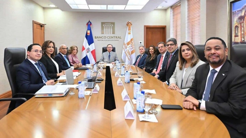 Valdez Albizu destaca solidez financiera del sector mutualista en encuentro con la Lidaapi