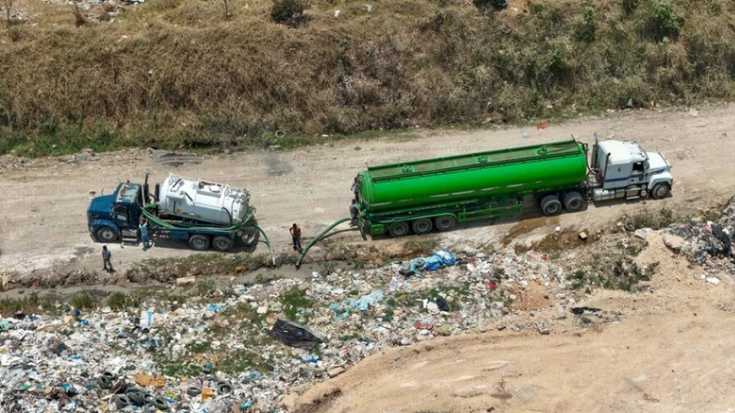 Camiones descargan materia fecal a cielo abierto en el vertedero de Duquesa