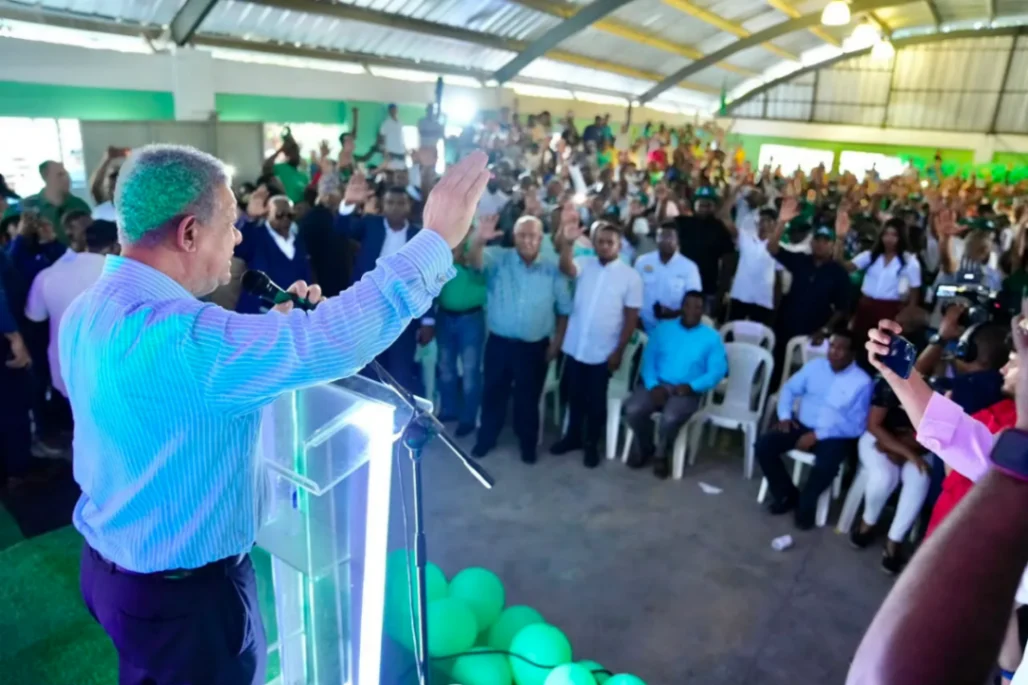 Leonel Fernández asegura que dirigentes del PRM se pasan a la Fuerza del Pueblo "en todo el país"