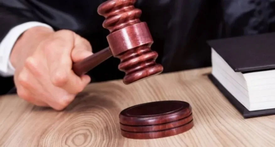 Tribunal impone coerción a hombre atrapado extrayendo arena de noche del río Tireo