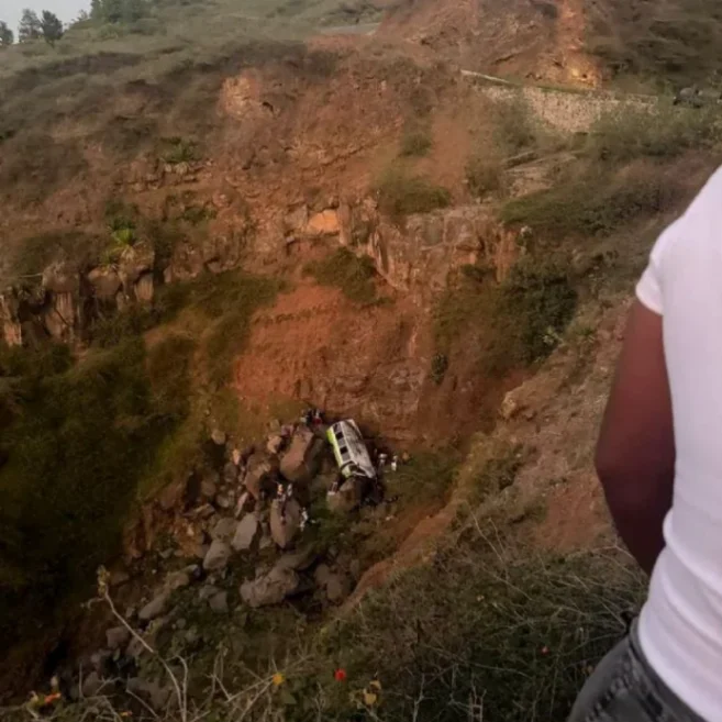 Autobús cae por un barranco de 30 metros en Cabo Verde y deja 25 estudiantes muertos