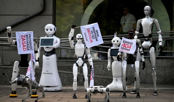 Robots “protestan” en Polonia y reclaman reglas para frenar el impacto de la IA en el empleo