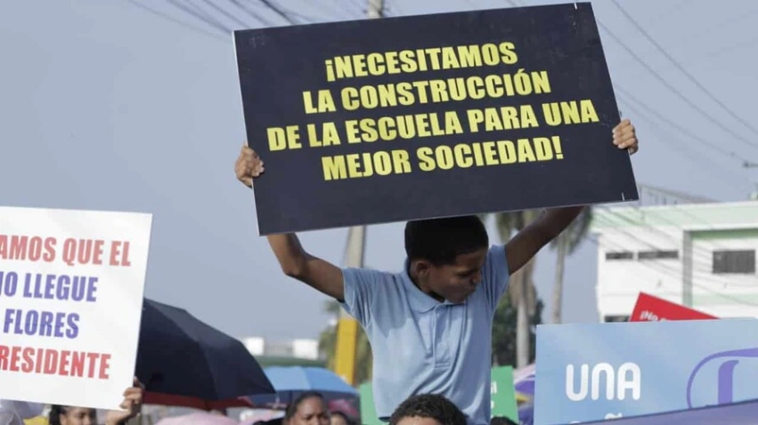 Comunidad de Las Flores marcha para exigir a Abinader que declare de utilidad pública terrenos para una escuela