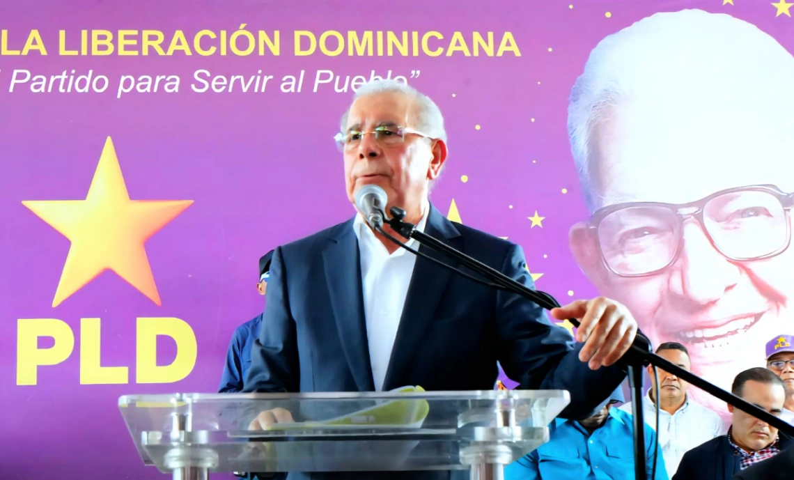 Danilo Medina juramenta a 1,150 nuevos miembros del PLD en un acto masivo en Barahona