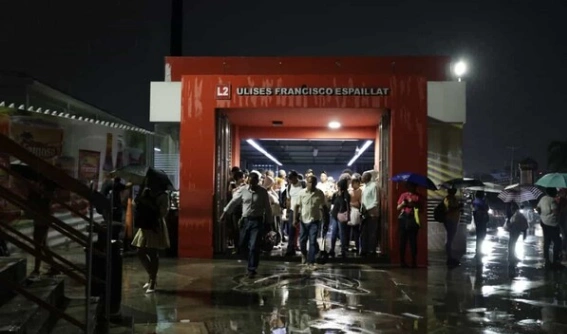 Avería eléctrica y lluvia dejan a cientos de pasajeros varados en la Línea 2 del Metro