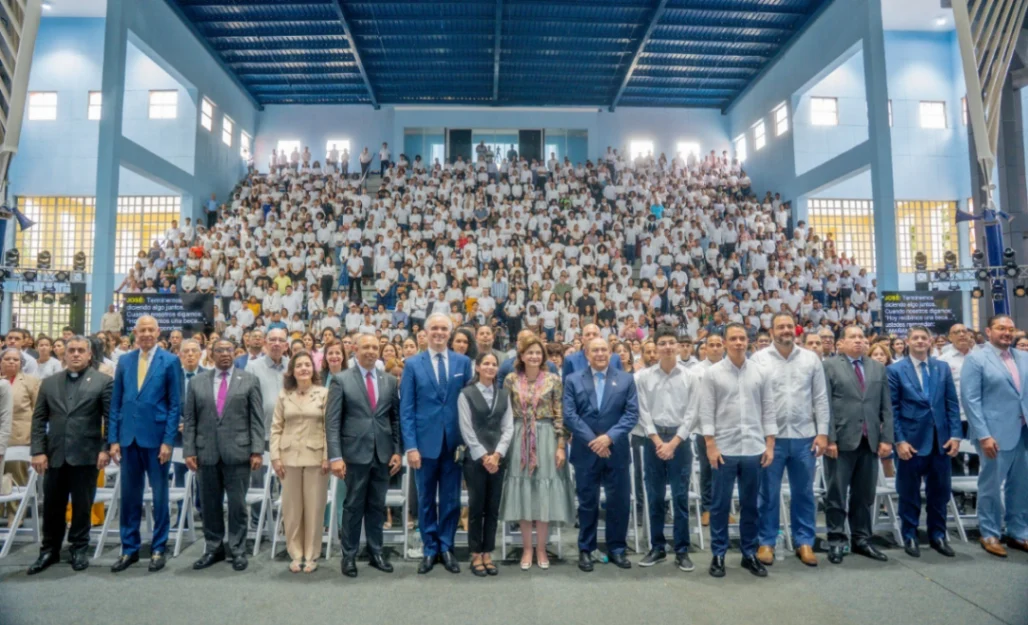 Gobierno entrega 10,000 becas de educación superior a estudiantes de distintas provincias del país