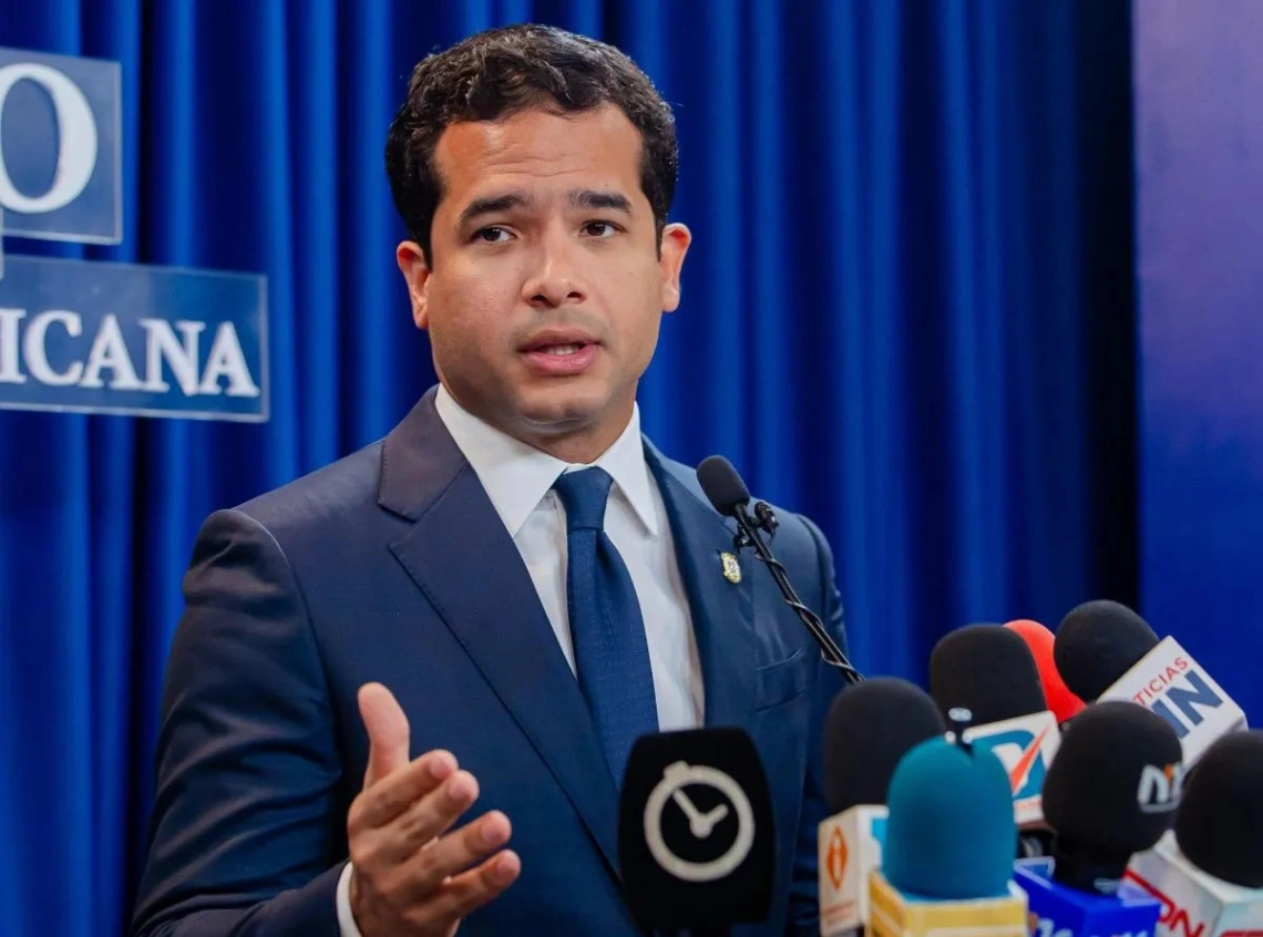 El senador dominicano Omar Fernández aboga por reducir la burocracia estatal para atraer inversión